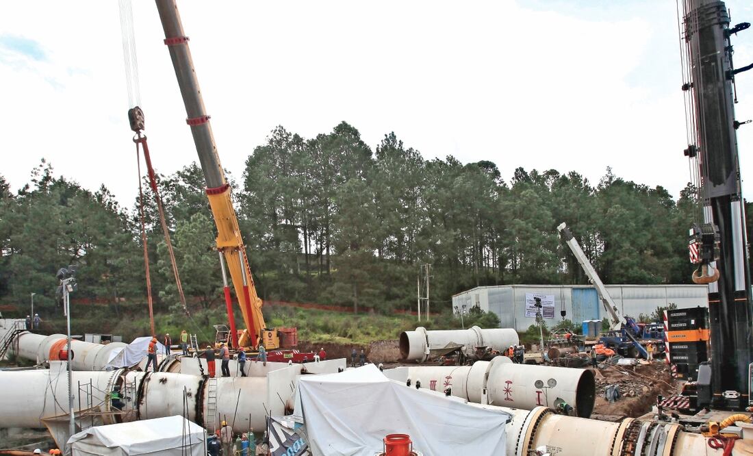 En Villa de Allende, en donde se realizan los trabajos, una de las piezas quedó inclinada, por lo que tuvieron que recortarla para nivelarla y reforzar soldaduras. JORGE ALVARADO. EL UNIVERSAL