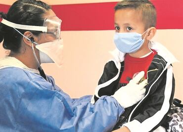 Es discriminatorio excluir a niños de vacunación, acusan