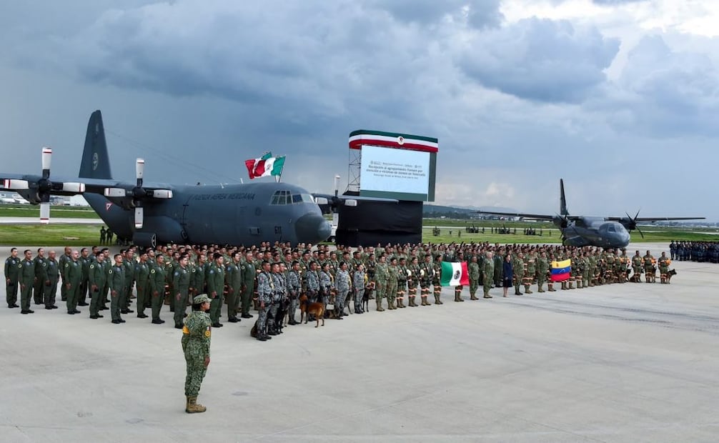 La presidenta de México, Claudia Sheinbaum Pardo, encabezó la Ceremonia de Recepción del Agrupamiento de Ayuda Humanitaria “Yumare”, que viajó a Venezuela después de los sismos de 7.2 y 7.5 ocurridos el pasado 24 de junio. Foto: Hugo Salvador / EL UNIVERSAL