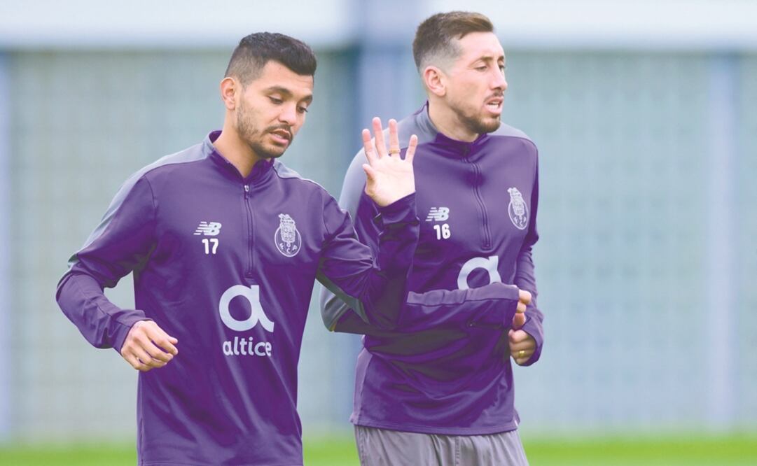 Jesús Corona y Héctor Herrera. Foto: AFP