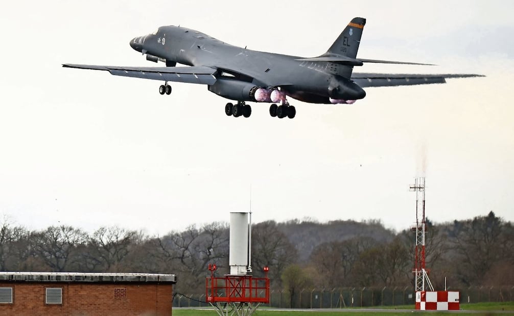 Un bombardero B-1 Lancer de la Fuerza Aérea estadounidense despega de la base militar RAF Fairford, en el suroeste de Inglaterra. Foto: Henry Nicholls / AFP