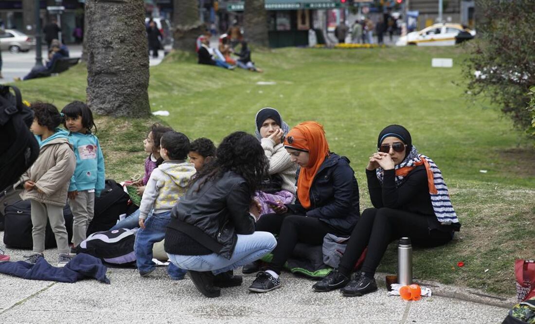 Las cinco familias argumentan que las ayudas que reciben no les garantiza un futuro digno. (Foto: EFE/Juan Ignacio Mazzoni)