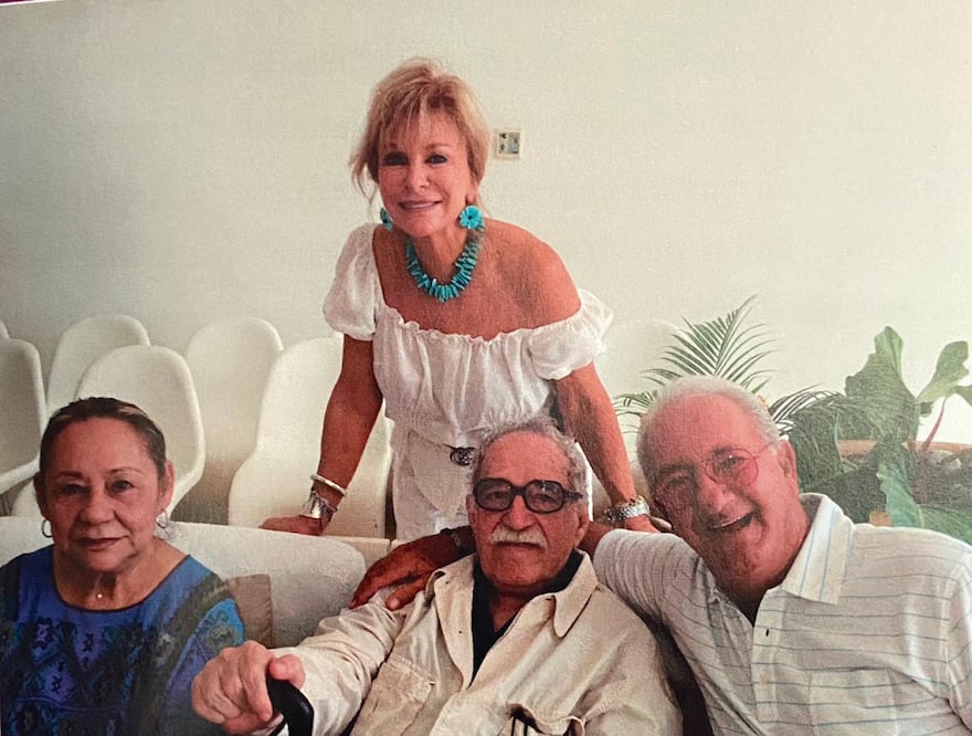 Marcos Fastlicht y su esposa Stephie Kurian posan con el Nobel de Literatura Gabriel García Márquez y su esposa Mercedes Barcha. Foto: Libro A mi manera