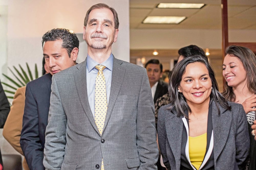 Agustín Basave Benítez, dirigente nacional del sol azteca, afirmó que es tiempo de subsanar las lastimaduras que quedan después de los forcejeos en el partido y aclaró que no renunciará al Consejo Nacional (GERMÁN ESPINOSA. EL UNIVERSAL)