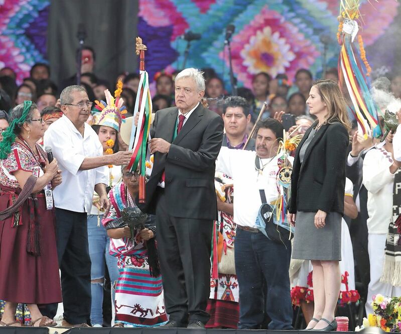 EL DATO Ceremonia ancenstral. En su toma de protesta como Presidente, Andrés Manuel López Obrador recibió el bastón de mando de un grupo de indígenas. ARCHIVO EL UNIVERSAL