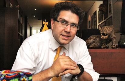 Solicita Ríos Piter a INE revisión de firmas