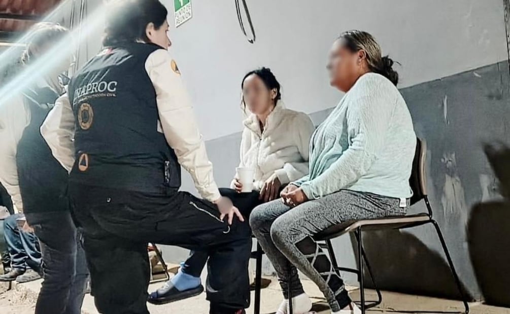 Laura Velázquez Alzúa junto a familiares de los otros tres trabajadores atrapados en mina de Santa Fe, Sinaloa (01/04/2026). Foto: Especial