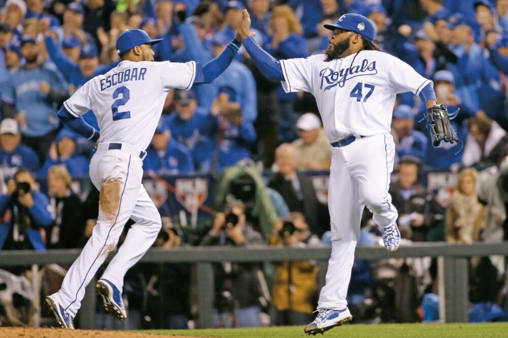 Alcides Escobar y Johnny Cueto festejan luego de amarrar el segundo triunfo contra los neoyorquinos (MATT SLOCUM. AP)