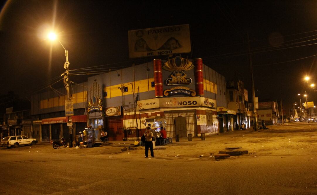 Residentes permanecen en una calle luego de un sismo en Lima, Perú (Foto: Xinhua)