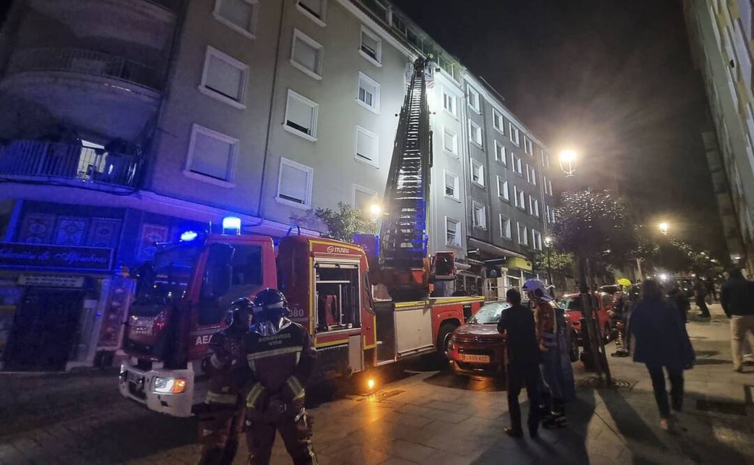 Cuatro personas, entre ellos tres menores han fallecido en el centro de Vigo en el incendio de un edificio que los vecinos consideran intencionado, además ocho personas han resultado heridas. Foto: EFE