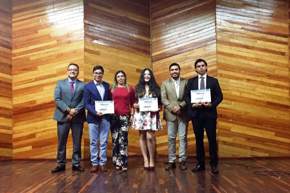 Aben Amar Rabanales (segundo de izq a der) se impuso en la final al debatir sobre las candidaturas independientes (ALEJANDRA CHÁVEZ. EL UNIVERSAL)