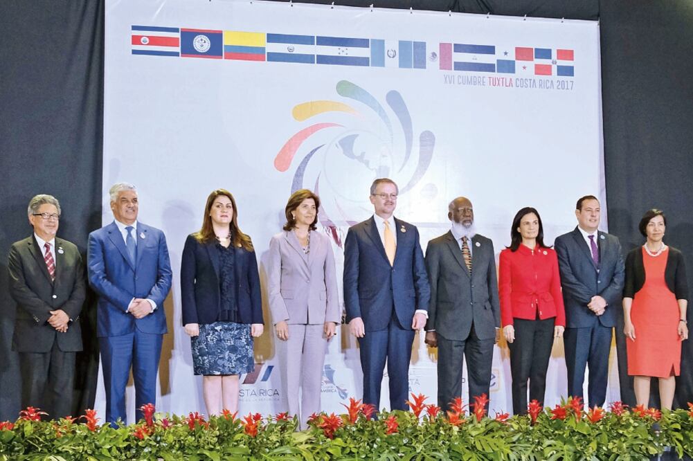 Cancilleres posan para la foto oficial de la reunión previa a la Cumbre del Mecanismo de Tuxtla, en Costa Rica (JEFFREY ARGUEDAS. EFE)