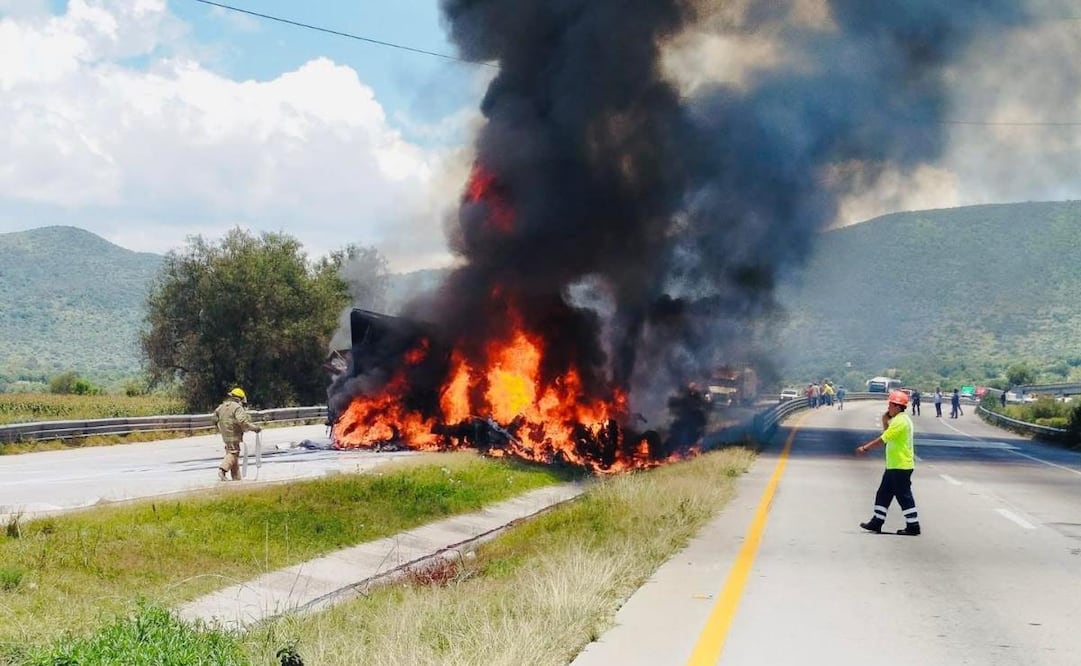 Tráiler impacta dos vehículos y provoca incendio en Atitalaquia, Hidalgo; cinco personas resultaron heridas.
Foto: Especial.