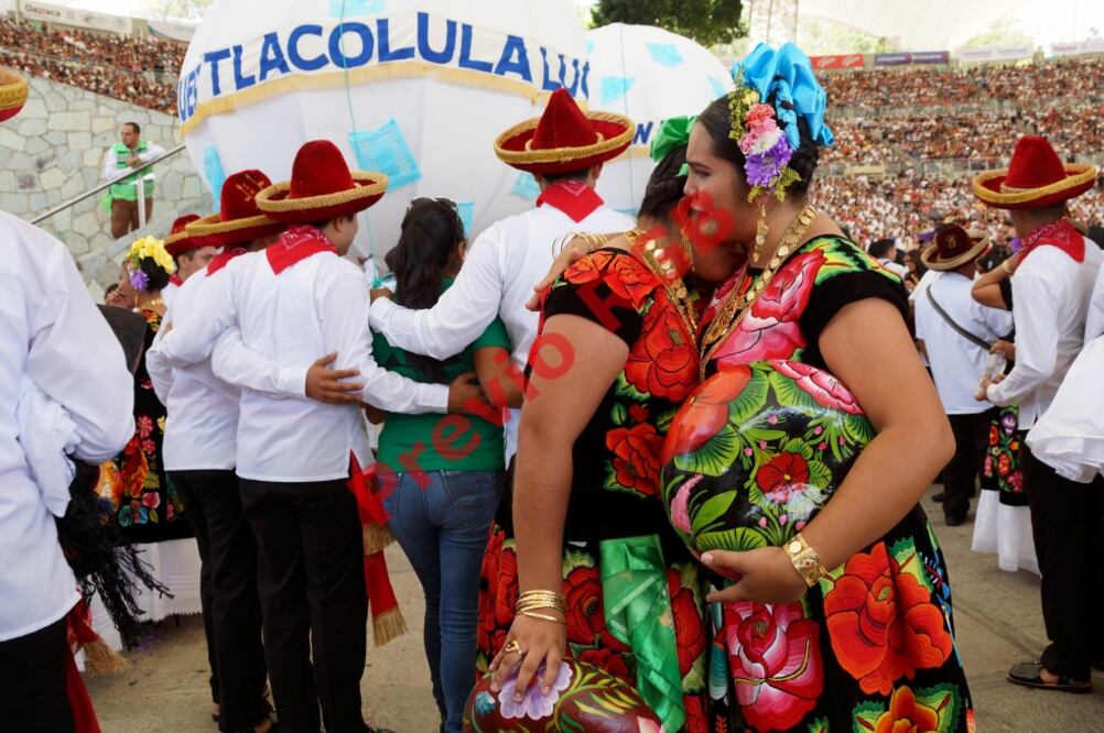El luto por los sismos de septiembre pasado invadió ayer el Auditorio Guelaguetza del cerro del Fortín, en la capital. Los acordes del “Son Guendanabani” anunciaron la entrada de las mujeres de Juchitán en traje de luto. Foto: EDWIN HERNÁNDEZ.EL UNIVERSAL