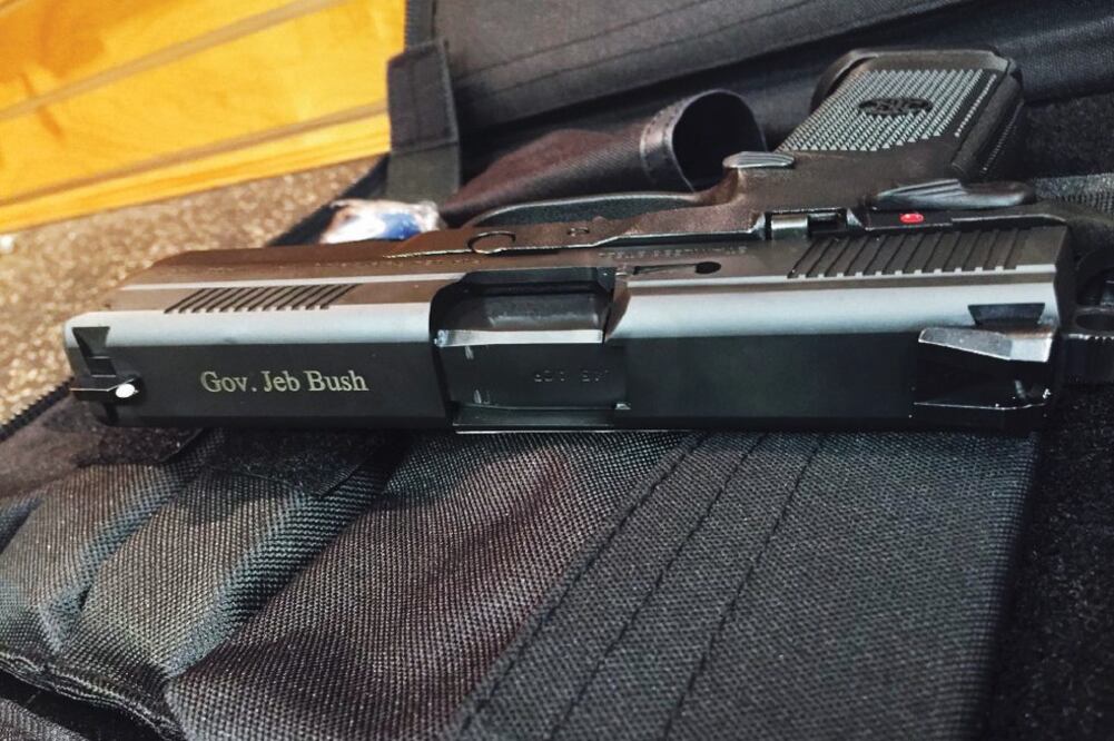 Jeb Bush desató una ola de críticas al tuitear esta foto de un revólver suyo, con su nombre grabado (TOMADA DEL TWITTER @JEBBUSH)