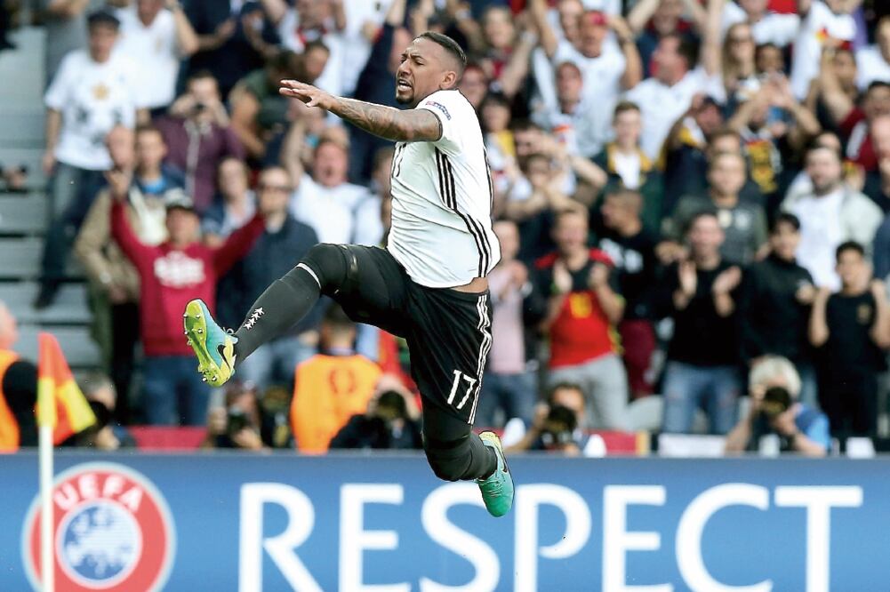 Jérôme Boateng amarró Lille la victoria germana, ayer (MOHAMED MESSARA. EFE)