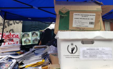 Feministas sacan expedientes de la CNDH; ellas permanecen en el edificio