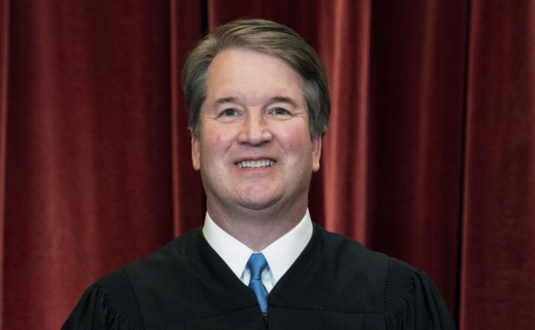 El juez de la Corte Suprema Brett Kavanaugh de EU posa para una foto en la corte, Washington. Foto: AP