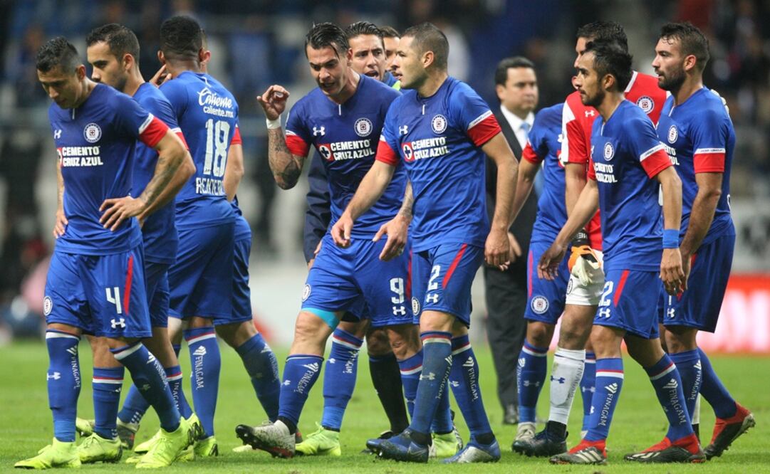 Jugadores de Cruz Azul en lamento tras la derrota de 1-0 ante Rayados en las semifinales del Apertura 2018. FOTO/IMAGO7