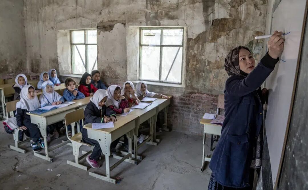 Una maestra imparte una clase para niñas en el primer día del curso escolar en Kabul, Afganistán, el sábado 25 de marzo de 2023. Foto: AP