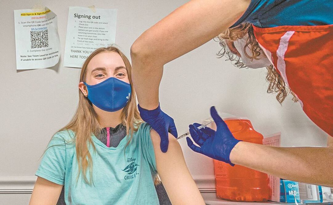 Una joven recibe una dosis anti-Covid en Fairfax, Virginia. Los CDC piden a este sector de la población usar aún cubrebocas. Foto: Andrew Caballero-Reynolds/AFP.