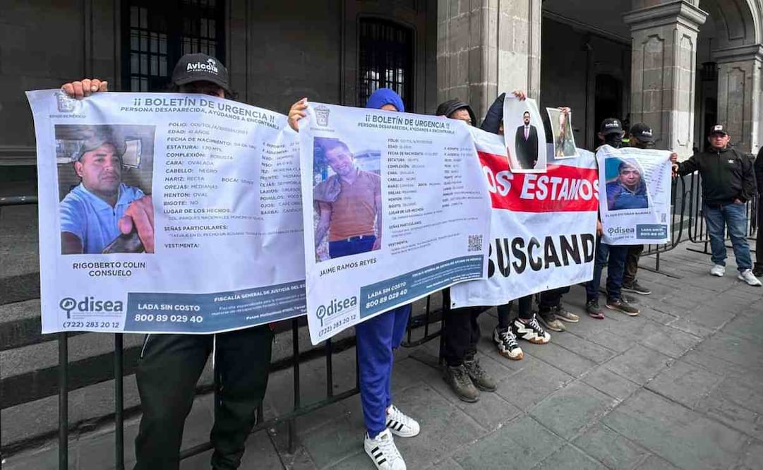 Familiares de trabajadores secuestrados en bodega de pollo en Toluca. Foto: Claudia González. EL UNIVERSAL
