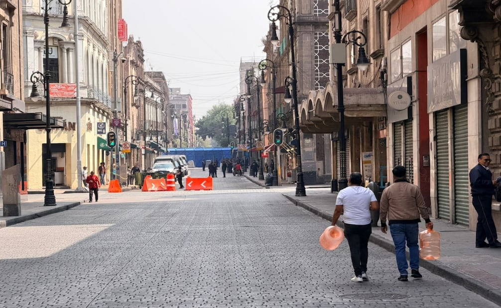Retiran vallas en Madero tras protestas de comerciantes. Foto: Arturo Ordaz Díaz