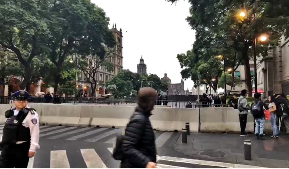 Bloques de cementos fueron instalados frente a la sede de la Suprema Corte de Justicia de la Nación. Foto: captura de pantalla