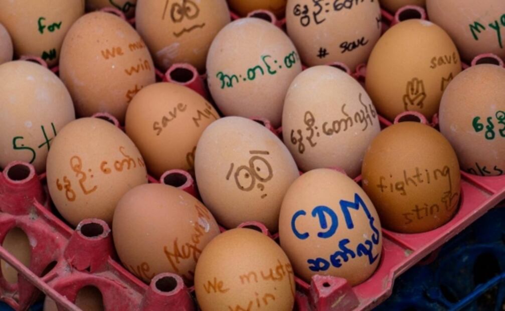 Con huevos de pascua "de protesta", manifestantes desafían a la junta militar de Birmania