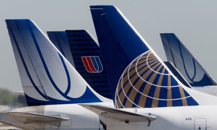 Legisladores de EU presionan a jefe de United por trato a pasajero