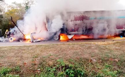 Se incendian dos unidades tras choque en la carretera Mérida-Campeche