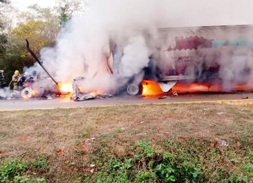 Se incendian dos unidades tras choque en la carretera Mérida-Campeche