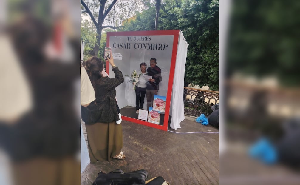 La novia, con velo blanco y un arreglo floral, caminó delante del marido a una cabina, donde unieron sus labios y posaron para la foto del recuerdo. | Foto: Xóchitl Álvarez.