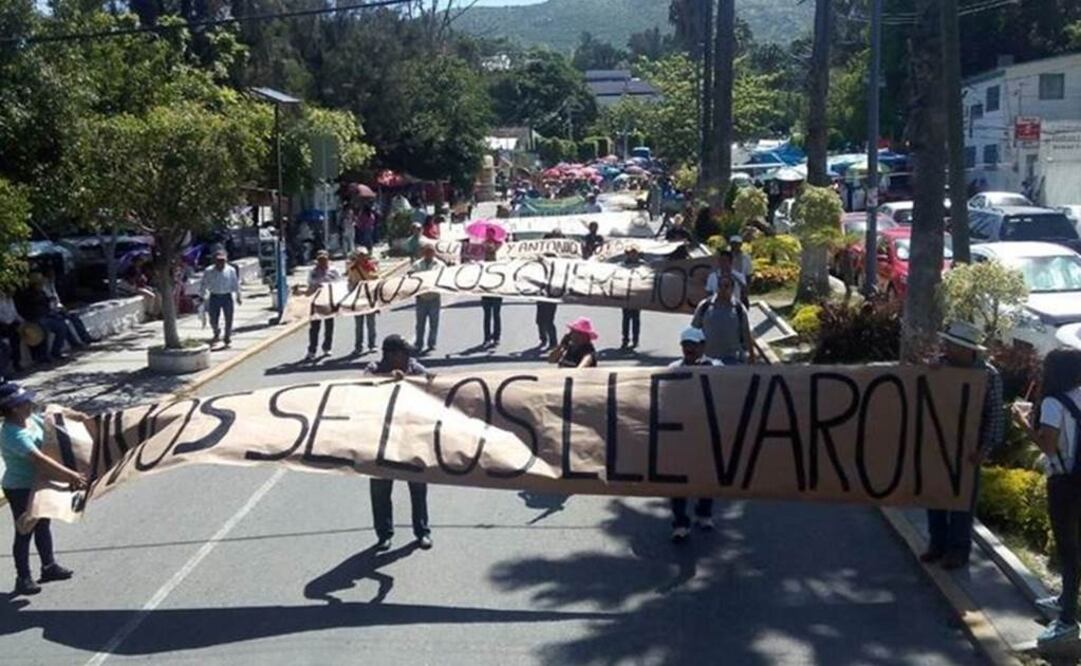  'They were taken alive,' reads one of the banners displayer during the march. (Photo: Dassaev Téllez / EL UNIVERSAL) 