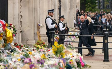 "¡Dios salve al rey!": Reino Unido abraza a Carlos III por la muerte de la reina Isabel II