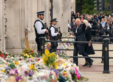 "¡Dios salve al rey!": Reino Unido abraza a Carlos III por la muerte de la reina Isabel II
