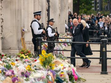 "¡Dios salve al rey!": Reino Unido abraza a Carlos III por la muerte de la reina Isabel II