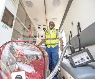 Escuadrón de rescate atiende hasta a 15 personas con Covid-19 al día en CDMX