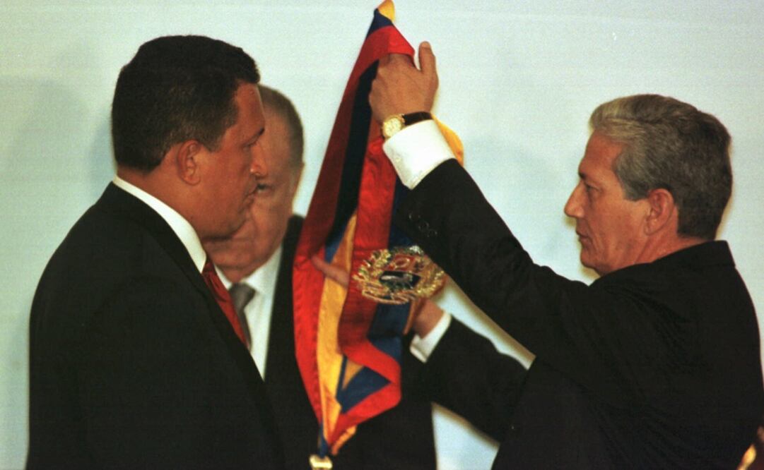 Fotografía: Hugo Chávez Frías juró el 2 de febrero de 1999 como presidente de Venezuela. (AP)