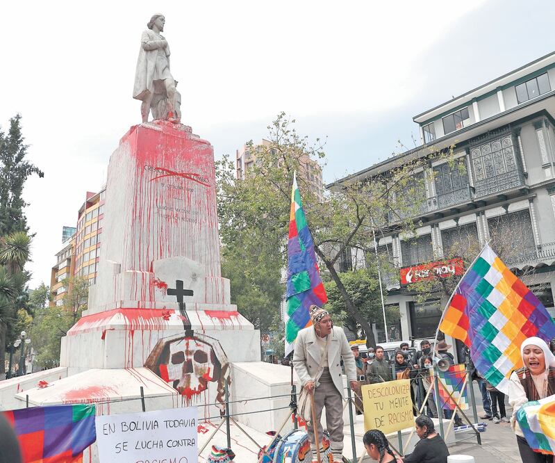 En Bolivia protestaron frente al monumento a Cristóbal Colón. Foto: Juan Karita. AP