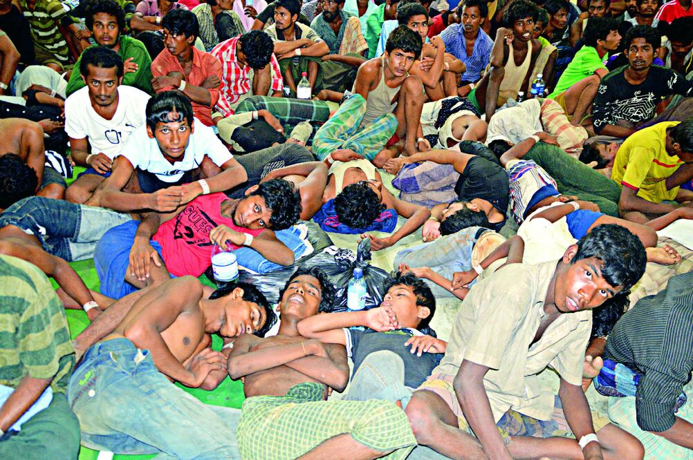 Migrantes indocumentados llegan a la estación policial de Langkawi, en Malasia. La mayoría de ellos pertenece a la minoría musulmana rohingya, perseguida en Myanmar (AP)