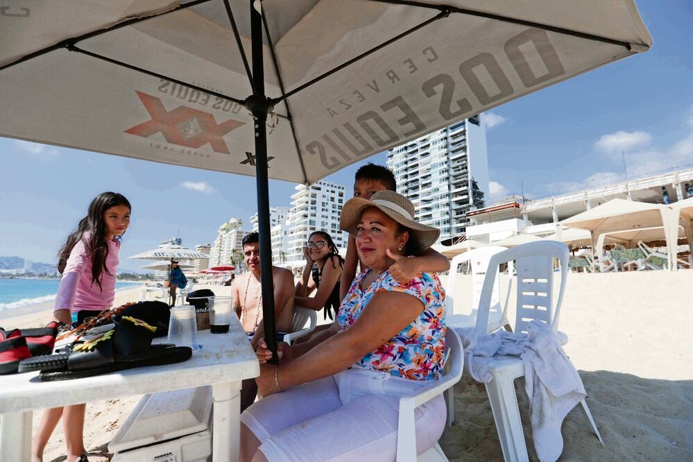 La señora Rosa Isela regresó como cada año a Acapulco para festejar su cumpleaños, pero en esta ocasión lo hace con el deseo de solidarizarse con las personas afectadas por Otis. Foto: DIEGO SIMÓN SÁNCHEZ. EL UNIVERSAL