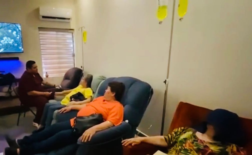 Videos de la propia clínica promocionando sus servicios, revelan la precaria atención a pacientes en un pequeño cuarto, algunos sentados y otros recostados en sillones reclinables, todos compartiendo un mismo espacio.
Foto: Especial.