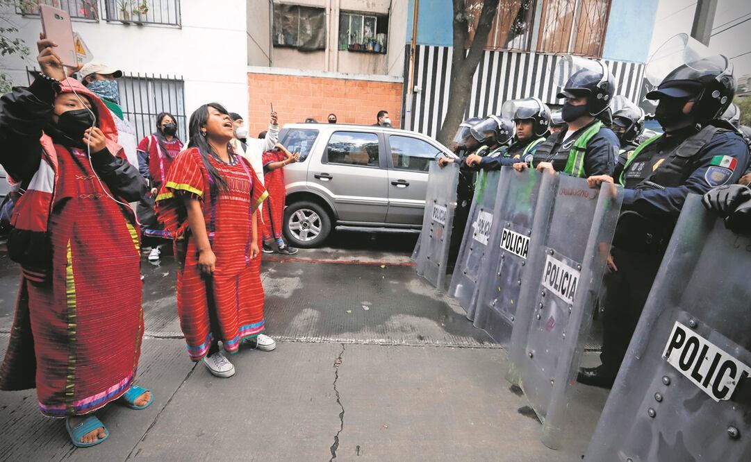 Hasta la tarde del martes, la comunidad triqui no se había retirado de la calle Mapimí, donde se ubica la unidad habitacional en la que se refugiaron. Reclamaron a policías que los mantuvieran encapsulados. Foto: Berenice Fregoso/ EL UNIVERSAL.