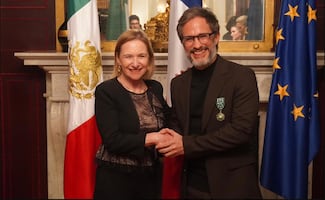 Gael García recibe la Orden de las Artes y las Letras del Ministerio de Cultura de Francia