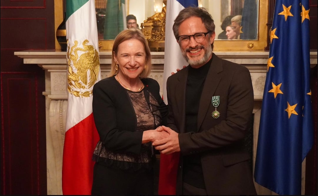 Gael García recibe la Orden de las Artes y las Letras del Ministerio de Cultura de Francia.