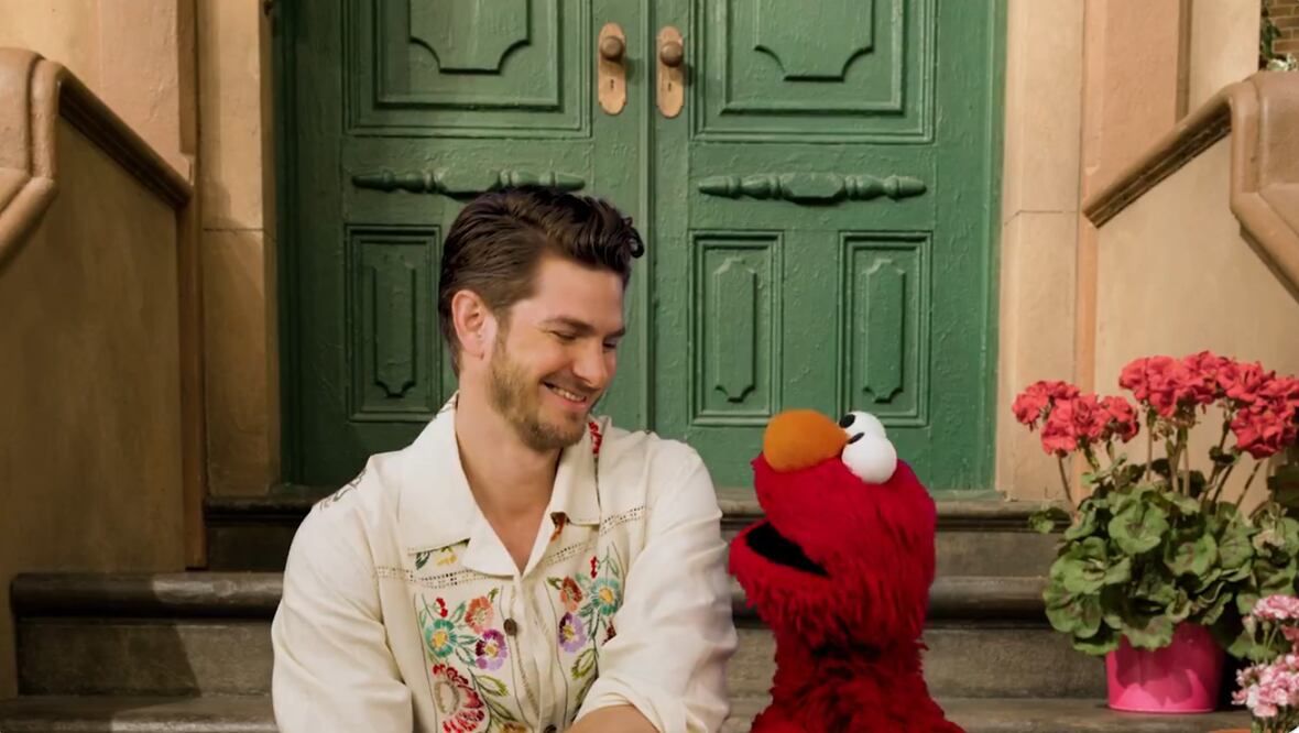 Elmo escuchó con atención las palabras de Andrew, empatizó con él, validó su sentir y le dio un fuerte abrazo. Foto: 'X' @elmo
