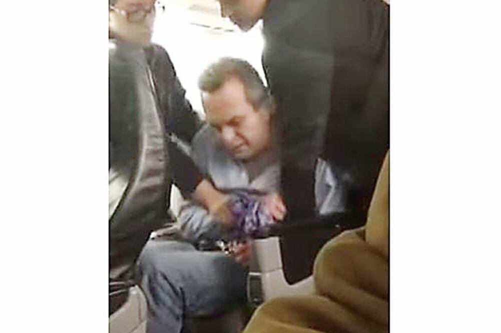 Vuelo. Las imágenes muestran a Díaz Ordaz III sometido primero por dos personas y luego por las policías. TOMADA DE @TVYCHISMES