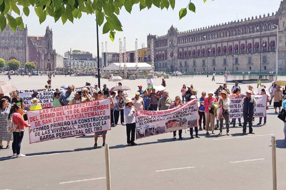 Manifestantes desplegaron mantas en avenida 20 de Noviembre para exigir que se inicie la construcción de viviendas en Xochimilco. Foto: SANDRA HERNÁNDEZ. EL UNIVERSAL