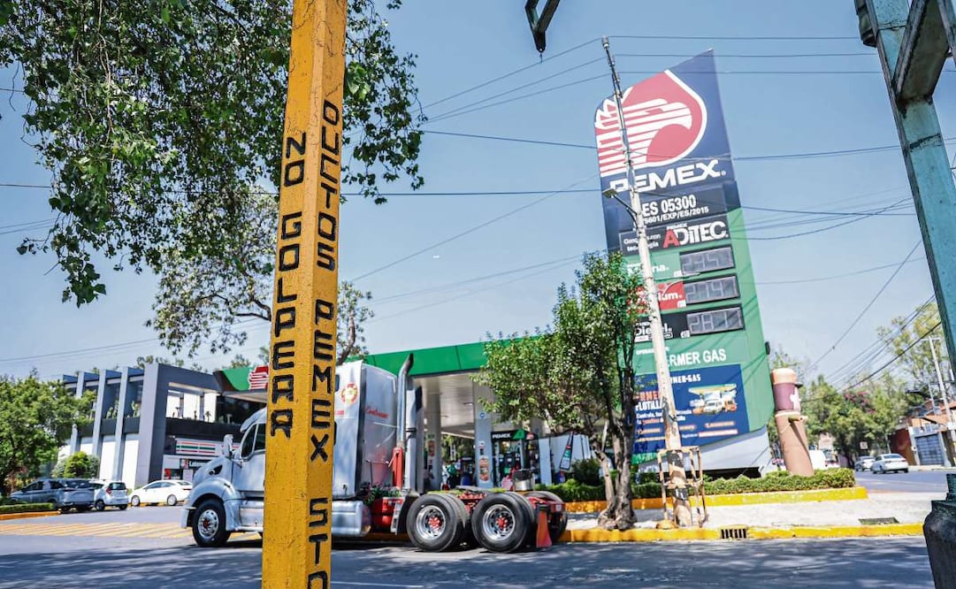 Sobre el camellón de la avenida Tezozómoc hay varios postes de Pemex en los que se anuncia el cruce de ductos. Foto: Gabriel Pano/EL UNIVERSAL